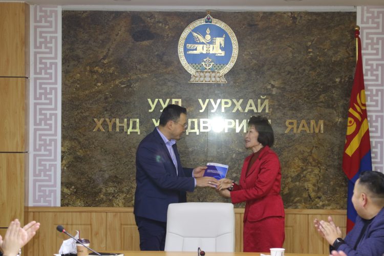 ЖЕНДЭРИЙН ҮНДЭСНИЙ ХОРООНООС САЛБАР ДУНДЫН СТРАТЕГИ ТӨЛӨВЛӨГӨӨ (2022-2031)-Г УУЛ УУРХАЙ, ХҮНД ҮЙЛДВЭРИЙН ЯАМНЫ АЛБАН ХААГЧДАД ТАНИЛЦУУЛЛАА