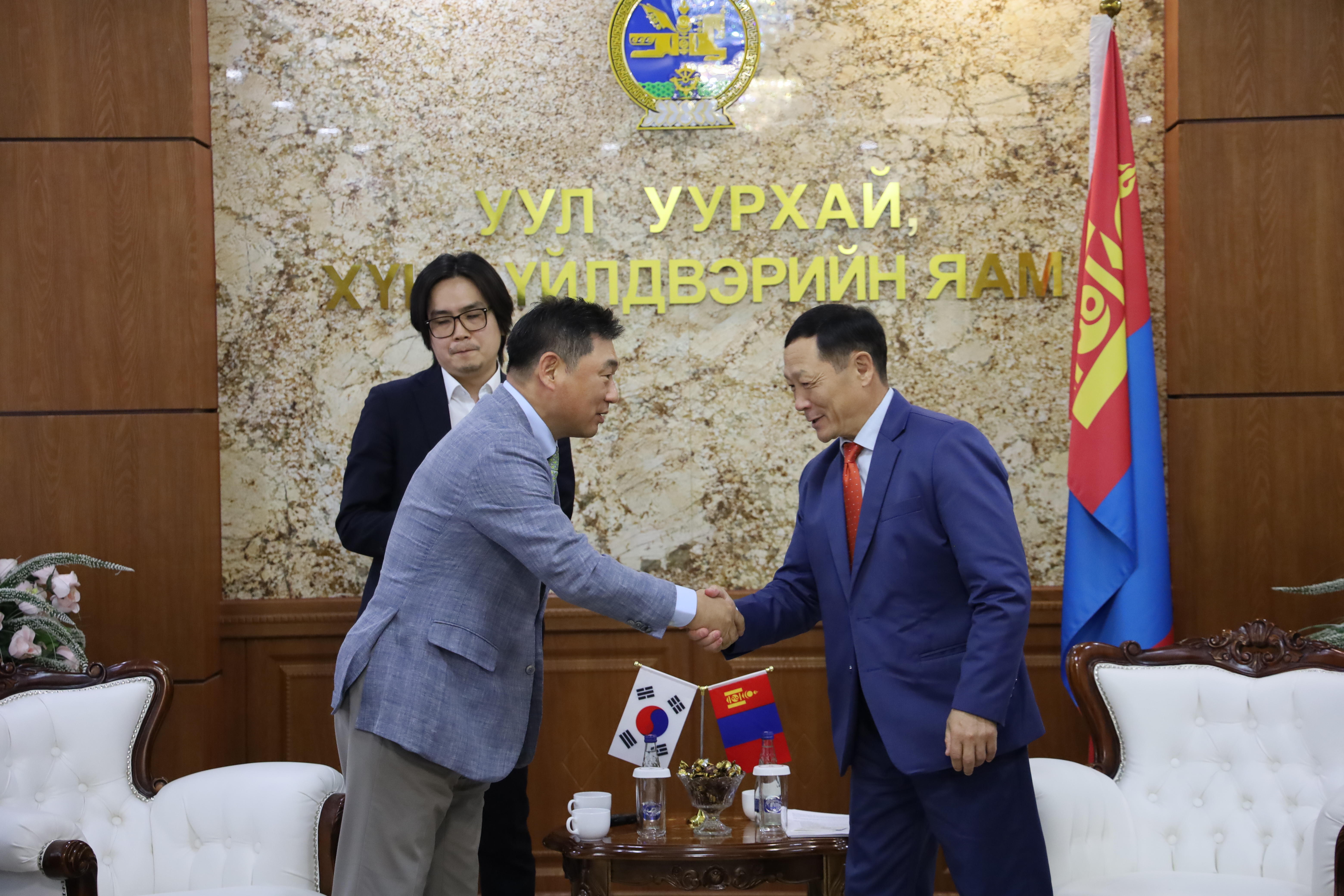УУХҮЯ-НЫ ТӨРИЙН НАРИЙН БИЧГИЙН ДАРГА С.МАГНАЙСҮРЭН БНСУ-ЫН ЕРӨНХИЙЛӨГЧИЙН ТАМГЫН ГАЗРЫН ЭДИЙН ЗАСГИЙН АЮУЛГҮЙ БАЙДЛЫН АСУУДАЛ ХАРИУЦСАН ЗАХИРАЛ ЖАН ЖУН СУ ТЭРГҮҮТЭЙ ТӨЛӨӨЛӨГЧДИЙГ ХҮЛЭЭН АВЧ УУЛЗАВ