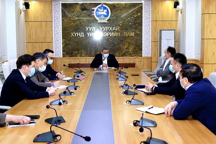 Монгол Улсын Ерөнхийлөгчийн зарлигаар Уул уурхай, хүнд үйлдвэрийн яамны зарим ажилчдыг Төрийн дээд одон медалиар шагналаа