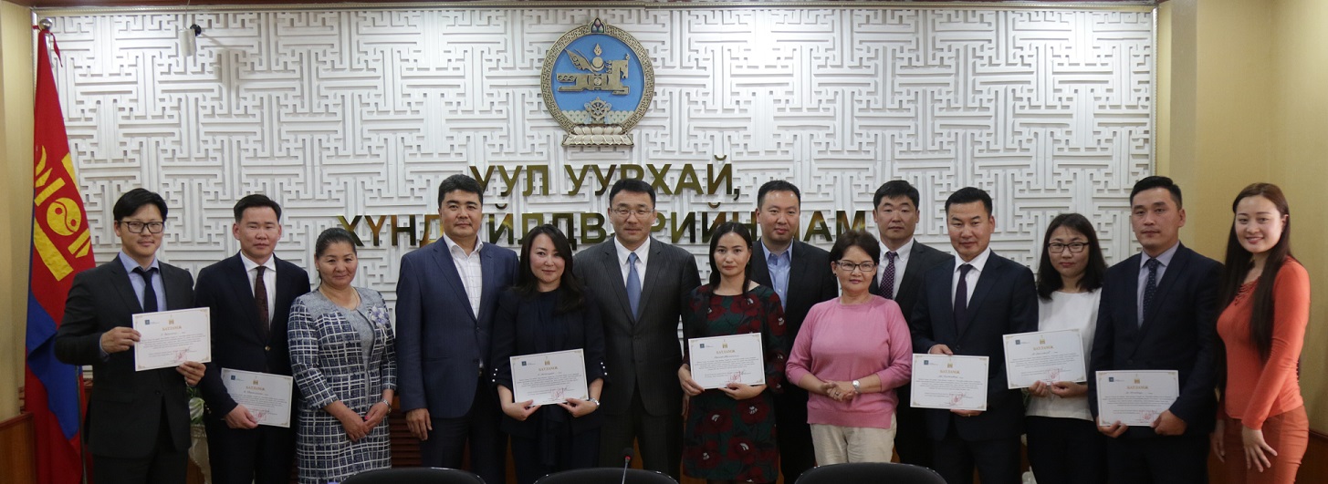 Гадаадад тэтгэлгээр суралцах сонгон шалгаруулалтад тэнцсэн хүмүүст батламж гардууллаа
