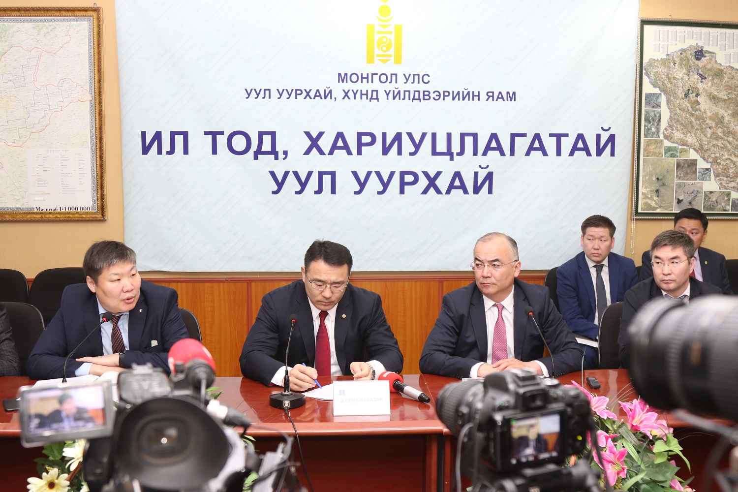 Хэвлэлийн бага хурлын үеэр сэтгүүлчдийн асуултад хариулав