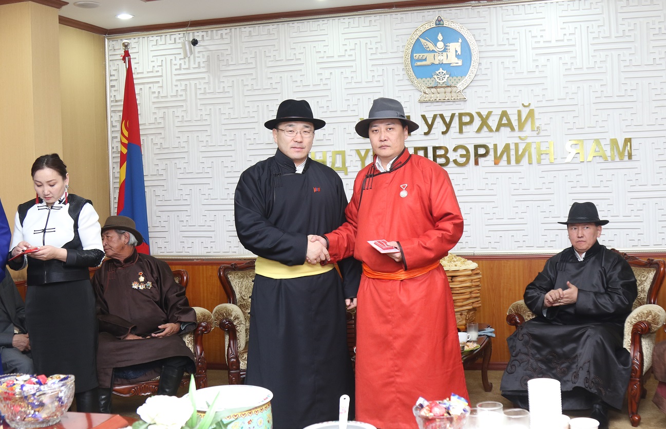 Төрийн дээд одон медалиар шагналаа