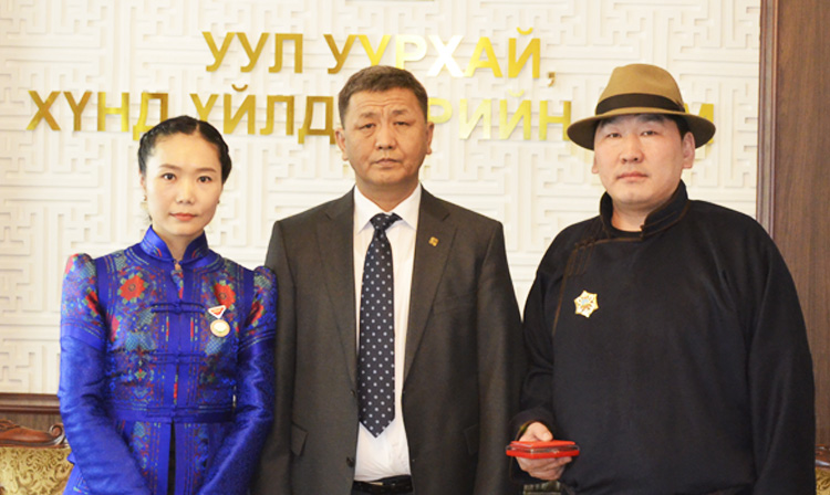 Сар шинийн босгон дээр салбарын шилдэгүүд шагнагдлаа